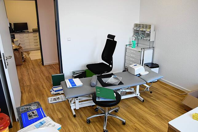 In den Behandlungszimmern des Orthopädischen Zentrums warten die Möbel auf ihren richtigen Platz.