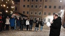 Oberbürgermeister Jürgen Roth hat sich beim ersten Adventsfenster für eine Weihnachtsgeschichte von Erich Kästner entschieden.