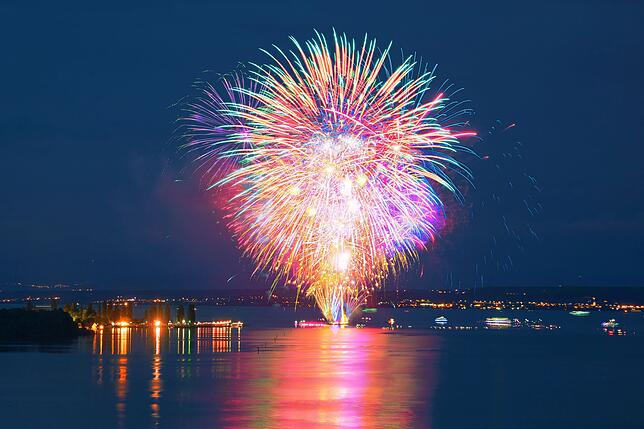 Vom Bodensee aus abgefeuert: Das Feuerwerk beim Hafenfest begeisterte wieder. Bild: Achim Mende
