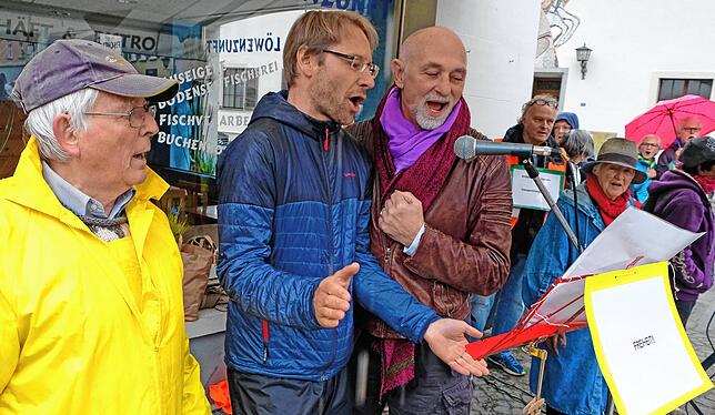 „Die Menschen sind frei“: Mit einem Lied begann und endete die Demo am Samstag. Im Bild Versammlungsleiter Udo Daecke, der ...