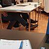 Der Angeklagte, der das Betreuungsverhältnis ausgenutzt haben soll, im Landgericht in Konstanz. Hinter ihm sitzt sein Verteidiger.