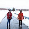 Anneliese Maier (links) und Regina Kreuzer gehen auf einem Wirtschaftsweg zwischen Hüfingen und der Bundesstraße 27 spazieren. Landwirte ...