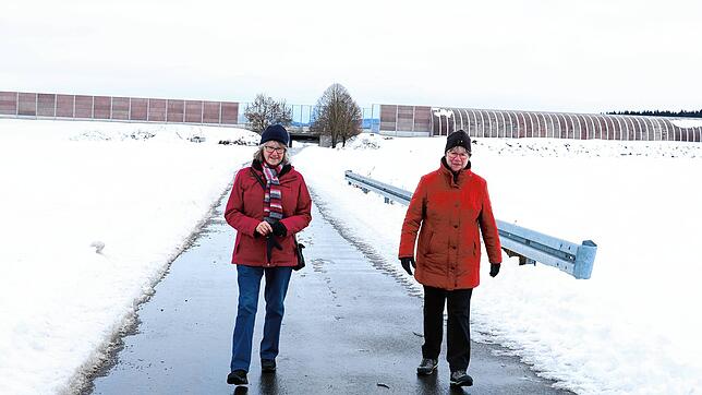 Anneliese Maier (links) und Regina Kreuzer gehen auf einem Wirtschaftsweg zwischen Hüfingen und der Bundesstraße 27 spazieren. Landwirte ...