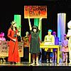 Vollen Einsatz und viel Spielfreude zeigen die Darsteller der Theater-AG des Friedrich-Wöhler-Gymnasiums bei der Premiere ihres Stückes ...