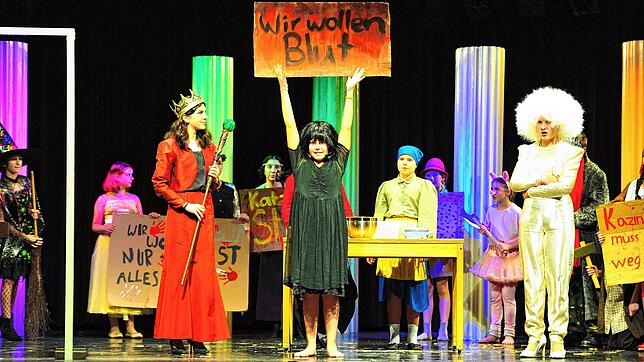 Vollen Einsatz und viel Spielfreude zeigen die Darsteller der Theater-AG des Friedrich-Wöhler-Gymnasiums bei der Premiere ihres Stückes ...