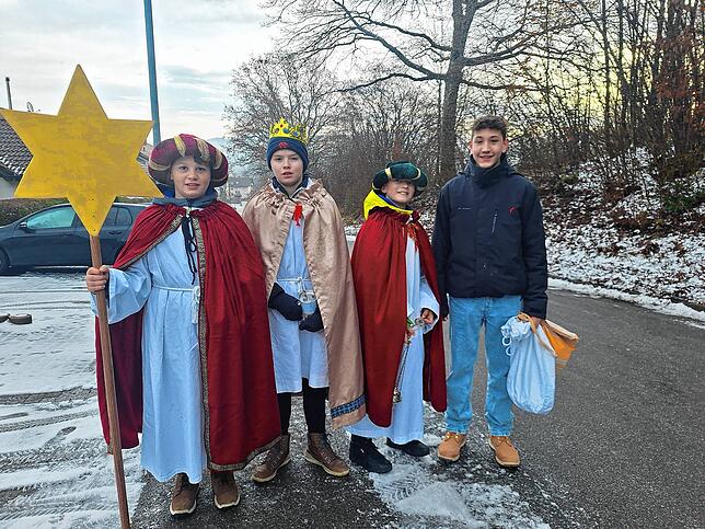 Die Sternsinger Benedikt Tröndle (von links), Robin Tröndle, Jakob Genswein und Maximilian Widder zogen an Dreikönig durch Horheim.