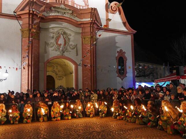 Bild 2: Bilderstory: Eröffnung des VSAN Narrentreffen in Bad Säckingen mit Brauchtumsabend auf dem Münsterplatz