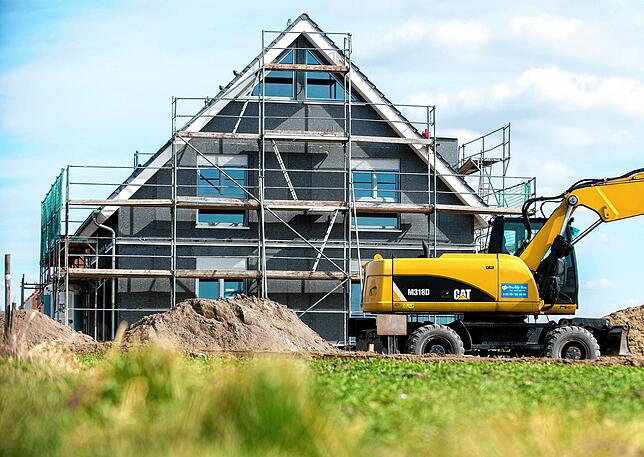 Der Immobilienmarkt weist in manchen Regionen Deutschland deutliche Überbewertungen auf. Auch hier warnen Experten vor einem Hype.