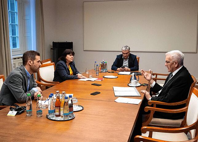 Michael Schwarz (links) von der Heilbronner Stimme und SÜDKURIER-Korrespondentin Ulrike Bäuerlein im Gespräch mit Kretschmann.