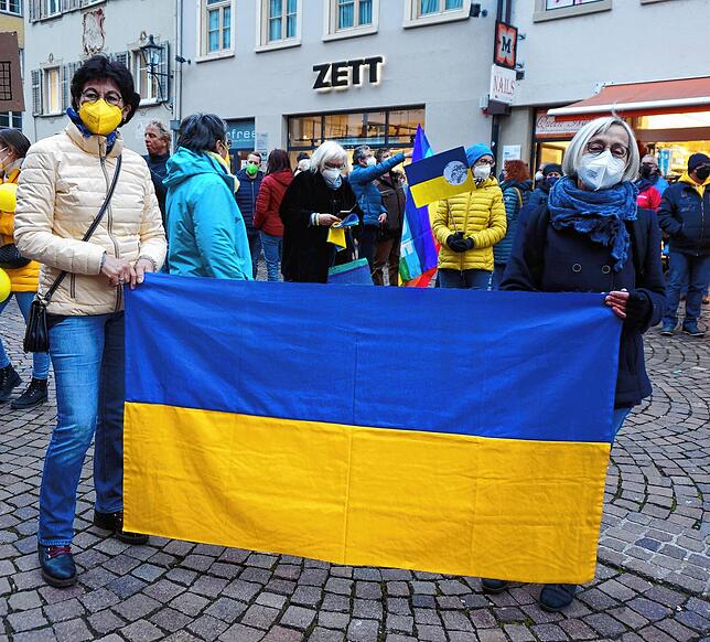 Mit großer Fahne: Elisabeth Etspüler (links) und ihre Begleiterin zeigen bei der Kundgebung wortwörtlich Flagge.
