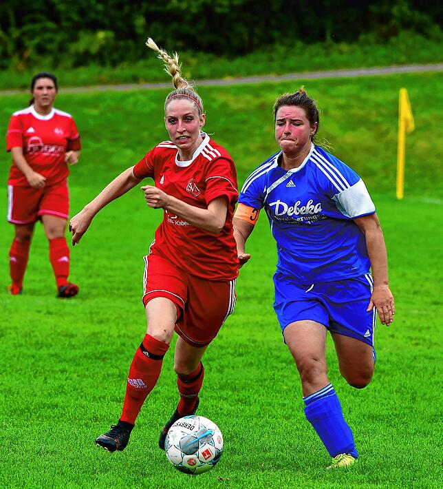 Lokalderby: Gegen Anna-Maria Huber (rechts) und die SG Hotzenwald hatten das Team des SV Niederhof um die damals fünffache Torschützin ...