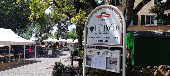 Der Biergarten Hof Höfen in Allensbach-Langenrain liegt idyllisch zwischen Wäldern und Wiesen. Familie Rommel aus Konstanz-Dettingen ...