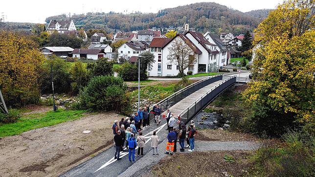 Etliche Bürger, Ortschafts- und Stadträte sowie Vertretern der am Bau beteiligten Firmen verfolgten die Eröffnung der Schlüchtbrücke.