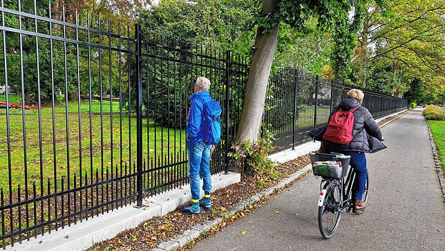 (Archivbild) Dieser übermannshohe Gitterzaun sei rechtswidrig, meinen der Verein Bürgerpark Büdingen und seine juristischen Berater.