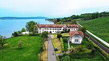 Das Schloss Maurach unterhalb der Klosterkirche Birnau. Wer auf dem Bodenseeradweg von Überlingen nach Meersburg fährt, kommt hier ...