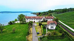 Das Schloss Maurach unterhalb der Klosterkirche Birnau. Wer auf dem Bodenseeradweg von Überlingen nach Meersburg fährt, kommt hier ...