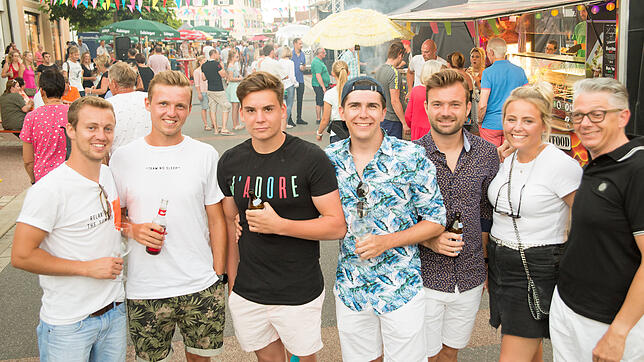 Die Immenstaader Lucas Haug, Noah Rockstroh, Henrik Heger, Alexander Schmidt, Jule König und Thomas Schmidt (von links) feiern gern und ...