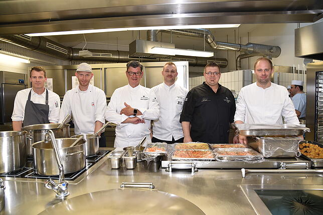 Die Spitzenköche, die am 30. April für Tannheims Nachsorgeklinik ihre Restaurants verlassen haben, von links: Dirk Hoberg, zwei Sterne, ...