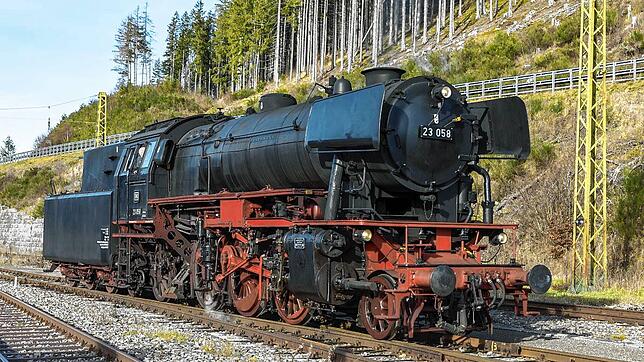 Die Dampf-Lokomotive 23 058, die auf Höhe Uhldingen-Mühlhofen von Metallgegenständen beschädigt wurde. Das Fahrzeug wurde im Jahr 1955 ...