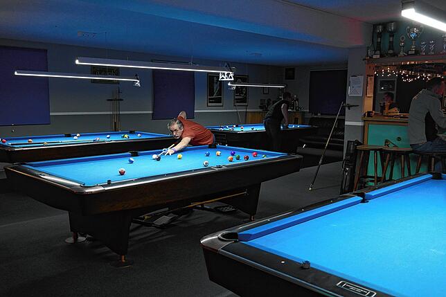 Vier Billardtische für Freizeit, Spiel und Sport: Die Mitglieder des Billardvereins Markdorf dürfen aktuell zu zweit in ihrem Clublokal ...