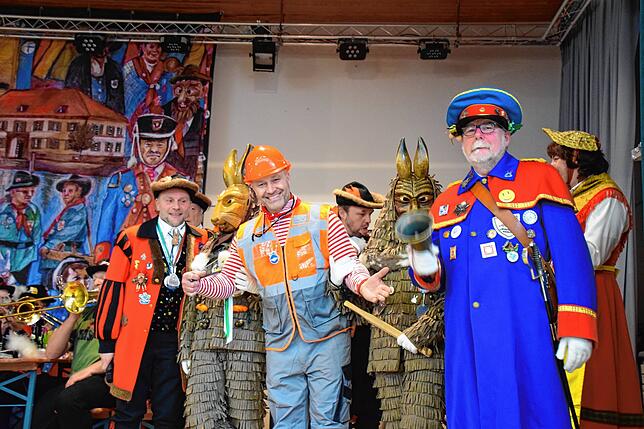 Bild 9: Bilder der letzten Entmachtung von Bürgermeister Weckbach und dem Landvogt in Fischerinnen-Kleid