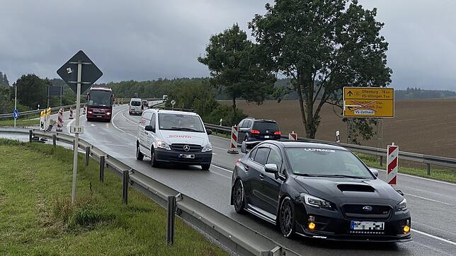 Es ist 17.23 Uhr am Montagabend, 28. August: An der B33 ist nahe Bad Dürrheim die Abzweigung nach VS-Marbach gesperrt und Warnbaken ...