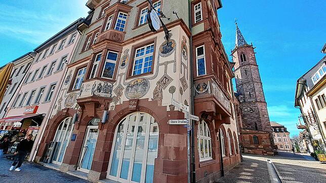 Abgeklebte Scheiben: Das Gasthaus Raben in der Oberen Straße ist seit der Fastnacht 2025 geschlossen.