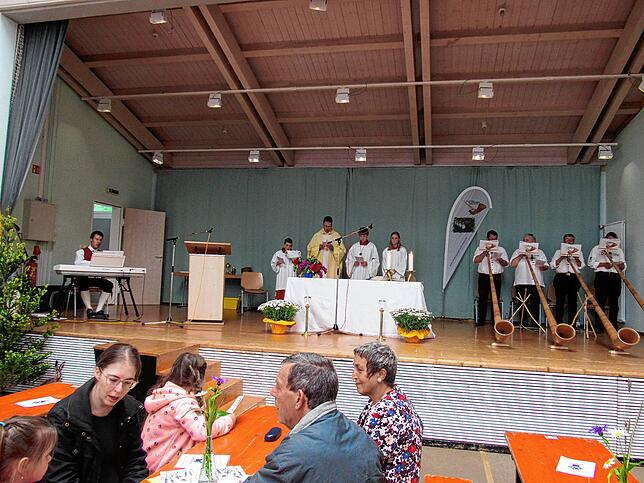 Sonntagsgottesdienst in der Halle mit Vikar Jörg Künning und die Alphornbläser.