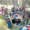 Einzeln klettern die Schüler der Vöhrenbacher Naturparkschule an einer Metallleiter einen 2,50 Meter tiefen Schacht hinunter und ...