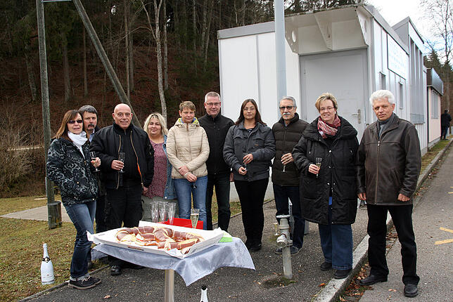 Mit einem Apero feiern die Bediensteten der sechs Zoll-Agenturen in Bargen die Entscheidung des Nationalrats für den Erhalt ihres Zollamts.
