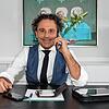 Rainer Störk telefoniert in seinem Büro am Hochrhein.