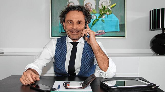Rainer Störk telefoniert in seinem Büro am Hochrhein.
