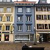 Dieses blau-violett gestrichene Haus in der Waldshuter Kaiserstraße sorgt für Diskussionsstoff.
