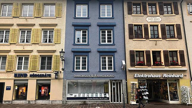 Dieses blau-violett gestrichene Haus in der Waldshuter Kaiserstraße sorgt für Diskussionsstoff.
