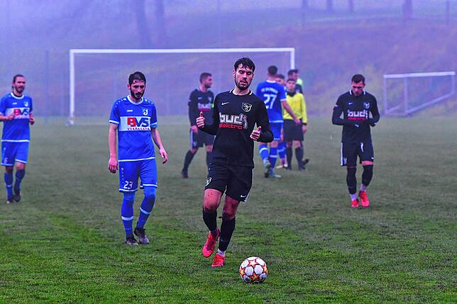 Bild 17: FC Erzingen beendet im Nebel den Siegeszug des SV Buch &ndash; und wir haben die Bilder!