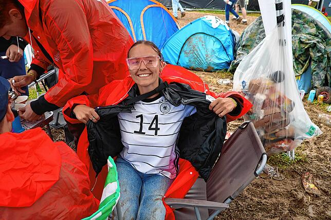 Das Musiala-Trikot wird schon mittags ausgepackt – treffen wird aber Florian Wirtz, sagt Sara aus Karlsruhe.