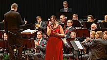 Die Sängerin Silke Vogt bereichert das Festkonzert. Sie zeigt ihre musikalische Vielseitigkeit mit einem Elvis-Hit und singt ein Stück ...
