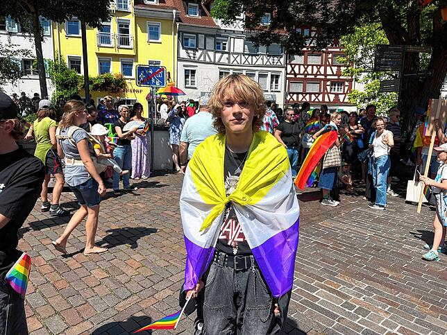 Kit Schacht (14) aus Überlingen und läuft zum ersten Mal beim CSD mit. Kit ist nicht-binär. Das bedeutet, dass Kit sich weder als ...