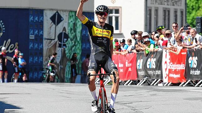 Jan Hugger bei seinem Sieg bei der Erzgebirgsrundfahrt 2022.