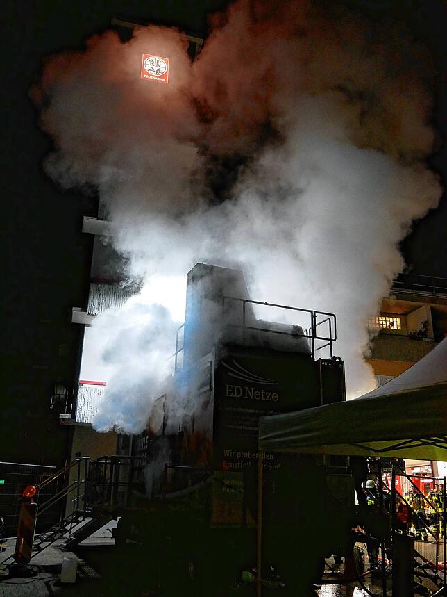 Gasflammen lodern im Simulator, und nach erfogreicher Löschung hüllen dichte Dampfwolken den Container ein.