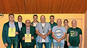 Mit den beiden ausscheidenden Mitgliedern zeigt sich der Uracher Ortschaftsrat (von links): Alexander Pahling, Heiko Wehrle, Martin ...