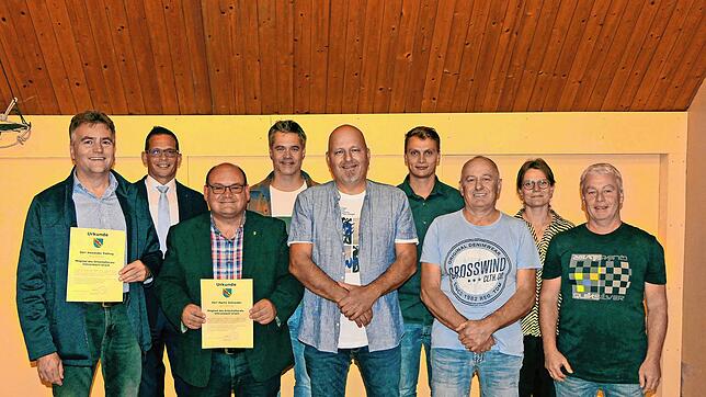 Mit den beiden ausscheidenden Mitgliedern zeigt sich der Uracher Ortschaftsrat (von links): Alexander Pahling, Heiko Wehrle, Martin ...