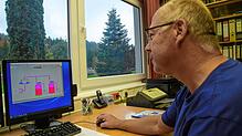 Klärwerk-Betriebsleiter Ronald Richter überprüft am Computer den Betrieb der Kläranlage in Peterzell.  Bilder: Roland Sprich