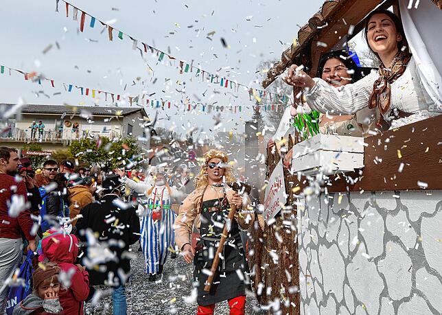 Bild 2: Fastnacht auf dem Schienerberg: Tausende feiern den Höriumzug mit kreativen Mottos
