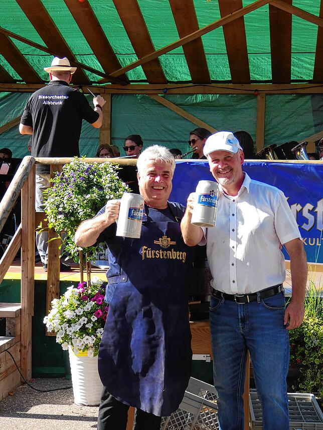 Bürgermeister Stefan Kaiser (rechts) und SVA-Vorsitzender Christian Kasper beim Fassanstich im Jahr 2023. Wer wird dieses Mal den ...