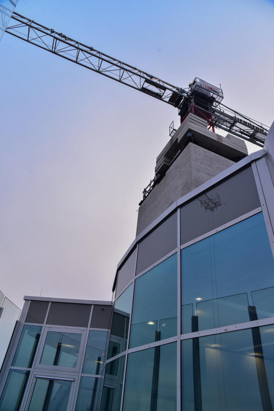 Noch steht der Kran auf der Spitze des 246 Meter hohen Testturms. Er soll im Januar per Helikopter abtransportiert werden.