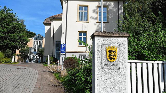 Das Singener Amtsgericht in der Erzbergerstraße auf einem Bild vom September. Am Eingang zum Gebäude kam es zu einem Streit um die ...