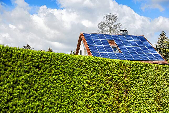 Ein Haus im Grünen: Manchmal wird es im Alter auch zur Last für die Besitzer.