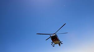 Ein Rettungshubschrauber brachte die Frau in ein Krankenhaus. (Archivbild)