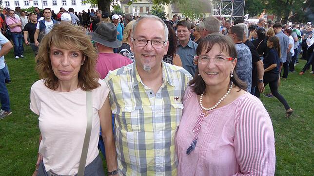 Eva Montemurro-Seiler aus Überlingen-Hödingen (links) hatte Carola und Thomas Kaltschmidt aus Augsburg die Karten für das Konzert ...